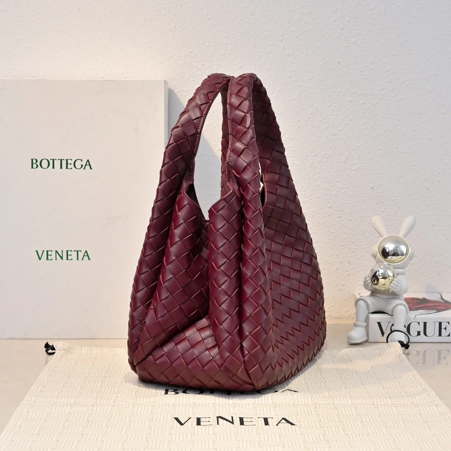 Batch 2160 new products are coming! BOTTEGA VENETA Bottega Veneta's 2025 new Campana shoulder bag is on the market~ First of all, I would like to praise the weight of this bag. As a not too small bag, it is very light for daily use. For people like me who need to carry a lot of belongings when going out, this advantage is great, and it greatly reduces the burden of traveling. 🛍️The shape is a bit like a combination of parachute and jodie. The blunt triangle shape is cute and honest. Carrying it on your back when going shopping is a good mood accelerator. The handles and body of the bag are both classic weaves. A tie is added to the original open design. If it is not tied up, the bag will look like a small vegetable basket when carried. Style number: 4249 Size: 33*20*16.5cm